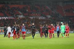 1. Bundesliga - Fußball - Bayer Leverkusen - FC Ingolstadt 04 - Sieg für FCI 1:2, Team geht zu den Fans, Jubel