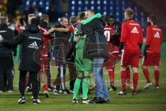 1. Bundesliga - Fußball - SV Darmstadt 98 - FC Ingolstadt 04 - Spiel ist aus erster Saisonsieg für den FCI, Cheftrainer Maik Walpurgis (FCI) gratuliert den Spielern und wartet auf Torwart Martin Hansen (35, FCI), Umarmung