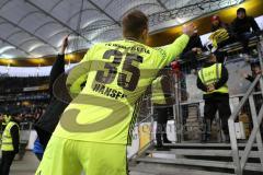 1. Bundesliga - Fußball - Eintracht Frankfurt - FC Ingolstadt 04 - Sieg für Ingolstadt in Frankfurt 0:2, Jubel Torwart Martin Hansen (35, FCI) schenkt sein Trikot den Fans