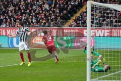 1. Bundesliga - Fußball - Eintracht Frankfurt - FC Ingolstadt 04 - Romain Brégerie (18, FCI) trifft zum 0:1, Torwart Lukas Hradecky (1 Frankfurt) ohne Chance, David Abraham (19 Frankfurt) schaut zu Jubel