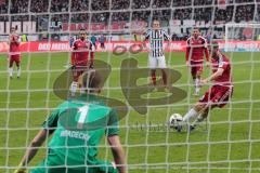 1. Bundesliga - Fußball - Eintracht Frankfurt - FC Ingolstadt 04 - Elfmeter Tor 0:2 durch Pascal Groß (10, FCI), Torwart Lukas Hradecky (1 Frankfurt) Jubel