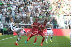 1. Bundesliga - Fußball - Borussia Mönchengladbach - FC Ingolstadt 04 - Nico Elvedi (#30 Borussia) Tobias Levels (28, FCI) Pascal Groß (10, FCI) Andre Hahn (#28 Borussia)