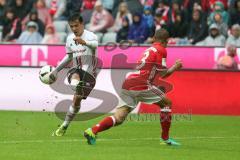 1. Bundesliga - Fußball - FC Bayern - FC Ingolstadt 04 - Alfredo Morales (6, FCI)  zieht ab, Rafinha (13 Bayern)