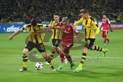 1. Bundesliga - Fußball - Borussia Dortmund - FC Ingolstadt 04 - Sokratis Papastathopoulos (BVB 25) Raphael Guerreiro (BVB 13) Sonny Kittel (21, FCI) im Sturm Lukasz Piszczek (BVB 26)