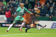 1. Bundesliga - Fußball - Werder Bremen - FC Ingolstadt 04 - Zweikampf vor dem Tor, Theodor Gebre Selassie (23 Bremen) und Mathew Leckie (7, FCI) kommt zum Schuß, wird geblockt von Torwart Jaroslav Drobny (33 Bremen)