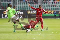 1. Bundesliga - Fußball - VfL Wolfsburg - FC Ingolstadt 04 - Josuha Guilavogui (23 Wolfsburg) Almog Cohen (36, FCI) Florent Hadergjonaj (33, FCI) am Boden