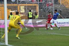 1. Bundesliga - Fußball - SV Darmstadt 98 - FC Ingolstadt 04 - Pascal Groß (10, FCI) knapp Torchance verpasst, Torwart Michael Esser (31 Darmstadt 98) Aytac Sulu (4 Darmstadt 98)