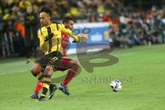 1. Bundesliga - Fußball - Borussia Dortmund - FC Ingolstadt 04 - 1:0 - Zweikampf Marvin Matip (34, FCI) gegen Pierre-Emerick Aubameyang (BVB 17)
