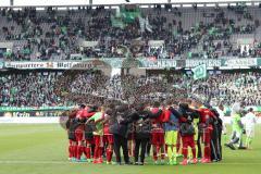 1. Bundesliga - Fußball - VfL Wolfsburg - FC Ingolstadt 04 - Spiel ist aus 3:0 Niederlage für den FCI, das Team bedankt sich bei den Fans, Teambesprechung und Rede Cheftrainer Maik Walpurgis (FCI)