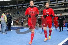 1. BL - Saison 2016/2017 - Hertha BSC - FC Ingolstadt 04 - Markus Suttner (#29 FCI) - Max Christiansen (#19 FCI) Einlaufen zum warm machen - Foto: Meyer Jürgen