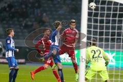 1. BL - Saison 2016/2017 - Hertha BSC - FC Ingolstadt 04 - Lezcano Farina,Dario (#37 FCI) mit einem Kopfball - Rune Jarstein Torwart (#22 Hertha) - Foto: Meyer Jürgen