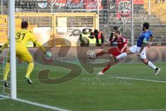 1. Bundesliga - Fußball - SV Darmstadt 98 - FC Ingolstadt 04 - Moritz Hartmann (9, FCI) Abschluß, Torwart Michael Esser (31 Darmstadt 98) hält