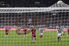 1. Bundesliga - Fußball - Eintracht Frankfurt - FC Ingolstadt 04 - Elfmeter Tor 0:2 durch Pascal Groß (10, FCI), Torwart Lukas Hradecky (1 Frankfurt) Jubel