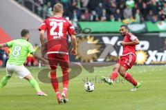 1. Bundesliga - Fußball - VfL Wolfsburg - FC Ingolstadt 04 - rechts Marvin Matip (34, FCI) flankt, Vieirinha (8 Wolfsburg) Sonny Kittel (21, FCI)