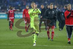 1. Bundesliga - Fußball - FC Schalke 04 - FC Ingolstadt 04 - Niederlage Enttäuschung, hängende Köpfe, Team bedankt sich bei den Fans, Torwart Martin Hansen (35, FCI)