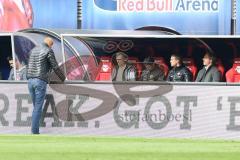 1. Bundesliga - Fußball - RB Leipzig - FC Ingolstadt 04 - Ratlos Cheftrainer Maik Walpurgis (FCI) Co-Trainer Michael Henke (FCI) Co-Trainer Ovid Hajou (FCI) Torwarttrainer Martin Scharfer (FCI) Sportdirektor Thomas Linke (FCI)