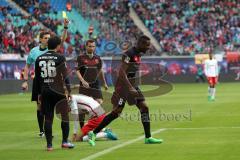 1. Bundesliga - Fußball - RB Leipzig - FC Ingolstadt 04 - Roger de Oliveira Bernardo (8, FCI) bekommt gelbe Karte und schimpft