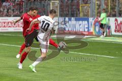 1. Bundesliga - Fußball - SC Freiburg - FC Ingolstadt 04 - Pascal Groß (10, FCI) zögert,Kempf, Marc-Oliver (20 Freiburg) kommt ihm zuvor