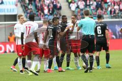 1. Bundesliga - Fußball - RB Leipzig - FC Ingolstadt 04 - Streit Roger de Oliveira Bernardo (8, FCI) Yussuf Poulsen (9 Leipzig) Darío Lezcano (11, FCI)