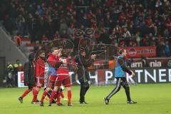 1. Bundesliga - Fußball - Bayer Leverkusen - FC Ingolstadt 04 - Sieg für FCI 1:2, Florent Hadergjonaj (33, FCI) Robert Leipertz (13, FCI)umarmen sich