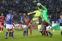 1. Bundesliga - Fußball - FC Schalke 04 - FC Ingolstadt 04 - letzter Angriff, Torwart Martin Hansen (35, FCI) vorne im Angriff, Torwart Ralf Fährmann (1 Schalke) hält den Ball