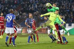 1. Bundesliga - Fußball - FC Schalke 04 - FC Ingolstadt 04 - letzter Angriff, Torwart Martin Hansen (35, FCI) vorne im Angriff, Torwart Ralf Fährmann (1 Schalke) hält den Ball