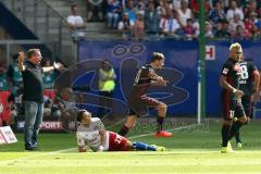 1. Bundesliga - Fußball - Hamburger SV - FC Ingolstadt 04 - links Cheftrainer Markus Kauczinski (FCI) regt sich azf Nabil Bahoui (21 HSV) Pascal Groß (10, FCI)