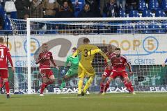 1. Bundesliga - Fußball - SV Darmstadt 98 - FC Ingolstadt 04 - Torwart gegen Torwart Torwart Michael Esser (31 Darmstadt 98) versucht vorne an Torwart Martin Hansen (35, FCI) vorbeizukommen