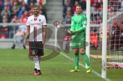 1. Bundesliga - Fußball - FC Bayern - FC Ingolstadt 04 - Lukas Hinterseer (16, FCI) Torwart Manuel Neuer (1 Bayern)