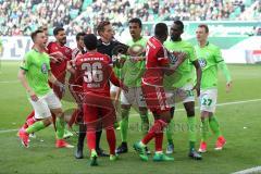 1. Bundesliga - Fußball - VfL Wolfsburg - FC Ingolstadt 04 - Almog Cohen (36, FCI) stößt Torwart Koen Casteels (28 Wolfsburg) um, danach folgt Streit, Luiz Gustavo (22 Wolfsburg) Maximilian Arnold (27 Wolfsburg)