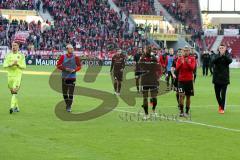 1. BL - Saison 2016/2017 - FSV Mainz 05 - FC Ingolstadt 04 - Die Spieler bedanken sich bei den mitgereisten Fans - Foto: Meyer Jürgen