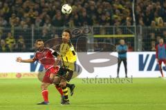 1. Bundesliga - Fußball - Borussia Dortmund - FC Ingolstadt 04 - 1:0 - Zweikampf Marvin Matip (34, FCI) Pierre-Emerick Aubameyang (BVB 17)