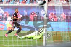 1. Bundesliga - Fußball - RB Leipzig - FC Ingolstadt 04 - zu langsam Marcel Tisserand (32, FCI) Torwart Peter Gulacsi (32 Leipzig)