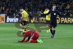 1. Bundesliga - Fußball - Borussia Dortmund - FC Ingolstadt 04 - 1:0 - Spiel ist aus, Mathew Leckie (7, FCI) am Boden, Schiedsrichter pfeifft ab, Sokratis Papastathopoulos (BVB 25)