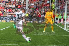 1. Bundesliga - Fußball - SC Freiburg - FC Ingolstadt 04 - Florent Hadergjonaj (33, FCI) schießt auf das Tor von Torwart Schwolow, Alexander (1 Freiburg)