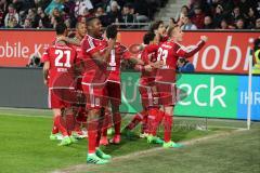 1. Bundesliga - Fußball - FC Augsburg - FC Ingolstadt 04 - Tor Jubel zweifacher Torschütze Almog Cohen (36, FCI) wird gefeiert Roger de Oliveira Bernardo (8, FCI) zeigt Stolz auf das FCI wappen