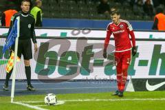 1. BL - Saison 2016/2017 - Hertha BSC - FC Ingolstadt 04 - Pascal Groß (#10 FCI) beim Eckstoss - Foto: Meyer Jürgen