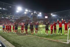 1. Bundesliga - Fußball - FC Augsburg - FC Ingolstadt 04 - Sieg Derby 1:3 FCI feiert mit den Fans Jubel Gesang