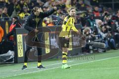 1. Bundesliga - Fußball - Borussia Dortmund - FC Ingolstadt 04 - 1:0 - Cheftrainer Thomas Tuchel (BVB Trainer) gestikuliert ins Spielfeld