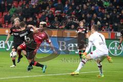 1. Bundesliga - Fußball - Bayer Leverkusen - FC Ingolstadt 04 - gefährlich vor dem Tor Almog Cohen (36, FCI) mit Aleksandar Dragovic (Leverkusen 6) Kevin Kampl (Leverkusen 44) und Torwart Bernd Leno (Leverkusen 1)