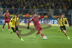 1. Bundesliga - Fußball - Borussia Dortmund - FC Ingolstadt 04 - 1:0 - mitte Mathew Leckie (7, FCI) #rechts Erik Durm (BVB 37) und links Matthias Ginter (BVB 28)