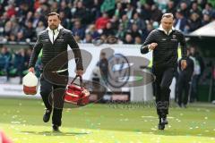 1. Bundesliga - Fußball - VfL Wolfsburg - FC Ingolstadt 04 - Verletzung, das medizinische Team läuft auf das Feld links Christian Haser (Physiotherapeut) und rechts Prof. Dr. med. Tobias Renkawitz (Orthopäde)