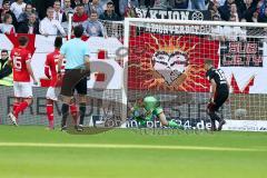 1. BL - Saison 2016/2017 - FSV Mainz 05 - FC Ingolstadt 04 - Ørjan Nyland (#26 FCI) hät den Ball sicher - Lukas Hinterseer (#16 FCI) - Foto: Meyer Jürgen