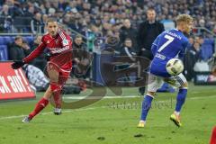 1. Bundesliga - Fußball - FC Schalke 04 - FC Ingolstadt 04 - links Mathew Leckie (7, FCI) rechts Max Meyer (7 Schalke)
