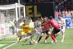 1. Bundesliga - Fußball - SC Freiburg - FC Ingolstadt 04 - Torwart Schwolow, Alexander (1 Freiburg) Darío Lezcano (11, FCI) Kempf, Marc-Oliver (20 Freiburg) rechts Mathew Leckie (7, FCI)