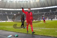 1. BL - Saison 2016/2017 - Hertha BSC - FC Ingolstadt 04 - Pascal Groß (#10 FCI) verlässt den Platz nach dem warm machen und winkt den Fans zu - Foto: Meyer Jürgen