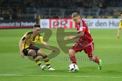 1. Bundesliga - Fußball - Borussia Dortmund - FC Ingolstadt 04 - Sonny Kittel (21, FCI) geht zum Tor, links Raphael Guerreiro (BVB 13)