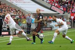 1. Bundesliga - Fußball - 1. FC Köln - FC Ingolstadt 04 - Tobias Levels (28, FCI) durchbricht die Abwehr, Konstantin Rausch (34 Köln) und Marco Höger (6 Köln)
