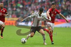 1. Bundesliga - Fußball - FC Bayern - FC Ingolstadt 04 - Angriff Mathew Leckie (7, FCI) gegen Xabi Alonso (14 Bayern)