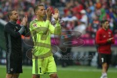 1. Bundesliga - Fußball - FC Bayern - FC Ingolstadt 04 - Torwart Örjan Haskjard Nyland (1, FCI) bedankt sich bei den mitgereisten Fans